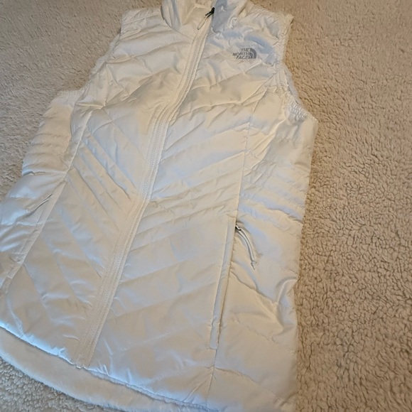 The North Face Women's White Quilted Vest - Picture 2 of 10